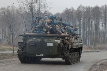 Quân nhân Ukraine trong cuộc xung đột với lực lượng Nga ở vùng Chernihiv, ngày 2/4/2022. (Ảnh: Reuters)