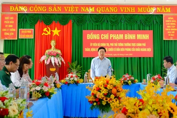 Phó Thủ tướng Thường trực Chính phủ Phạm Bình Minh phát biểu tại buổi làm việc với Đồn biên phòng Cửa khẩu Hoàng Diệu, huyện Bù Đốp.