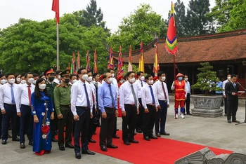 Đoàn đại biểu tỉnh Phú Thọ thành kính dâng hương tưởng niệm Đức Quốc Tổ Lạc Long Quân. 