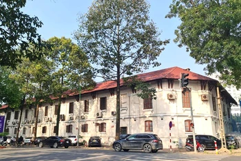 Công trình nhà 2 tầng, trước đây là trụ sở và nhà máy sản xuất của Công ty  CP Thiết bị bưu điện, tại số 61 phố Trần Phú (quận Ba Đình, Hà Nội). (Ảnh: VŨ LÊ)