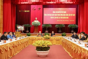Tổng Bí thư Nguyễn Phú Trọng làm việc với Ban Thường vụ Tỉnh ủy và cán bộ chủ chốt tỉnh Quảng Ninh.