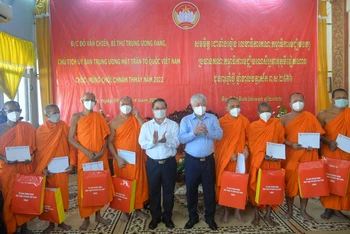 Đồng chí Đỗ Văn Chiến tặng quà cho các vị sư sãi Học viện Phật gián Nam tông Khmer ở quận Ô Môn, TP Cần Thơ.