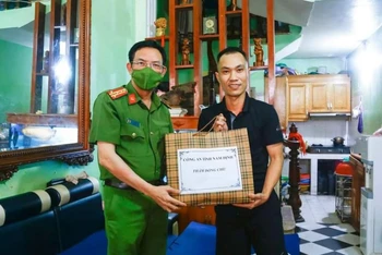 Đại tá Nguyễn Văn Trầm, Phó Giám đốc Công an tỉnh Nam Định biểu dương tinh thần dũng cảm của Đại úy Trần Tất Lại.