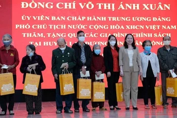 Phó Chủ tịch nước Võ Thị Ánh Xuân trao quà tặng các gia đình chính sách huyện Lạc Dương.