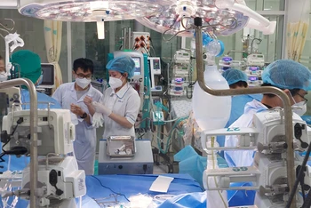 Các bác sĩ can thiệp cho trẻ tổn thương tim sau nhiễm Covid-19. (Ảnh: Bệnh viện Nhi Đồng Thành phố Hồ Chí Minh)