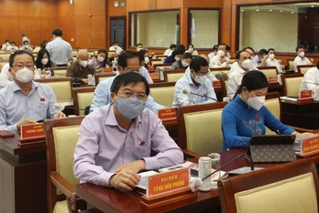 Các đại biểu tham gia Kỳ họp thứ năm Hội đồng nhân dân Thành phố Hồ Chí Minh khóa X.