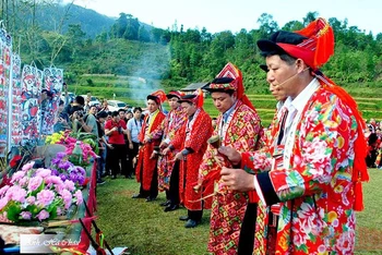 Lễ cúng Bàn Vương của người Dao đỏ, huyện Hoàng Su Phì, Hà Giang. (Ảnh: Triệu Tình)