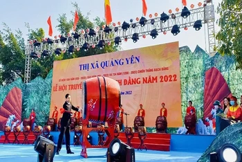 Lãnh đạo thị xã Quảng Yên gióng trống khai Hội truyền thống Bạch Đằng năm 2022.