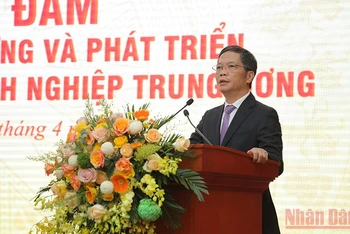 Đồng chí Trần Tuấn Anh, Ủy viên Bộ Chính trị, Trưởng ban Kinh tế Trung ương phát biểu chỉ đạo tại tọa đàm.