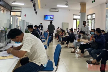 Người dân đến làm thủ tục tại bộ phận 1 cửa của UBND huyện Hòa Vang.