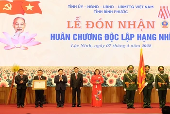 Phó Thủ tướng Thường trực Phạm Bình Minh trao quyết định của Thủ tướng Chính phủ cho 6 xã, thị trấn và huyện Lộc Ninh là vùng An toàn khu thời kỳ kháng chiến chống Mỹ, cứu nước.