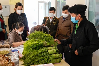 Người dân huyện Hà Quảng giới thiệu các sản phẩm sinh kế bền vững (Ảnh: AAV/AFV).