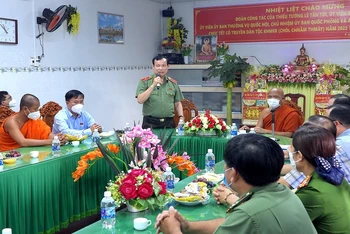 Thiếu tướng Lê Tấn Tới thăm, tặng quà tại Hội Đoàn kết sư sãi yêu nước tỉnh Cà Mau. 