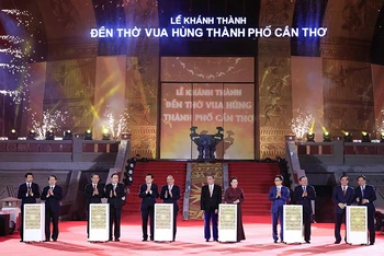 Chủ tịch nước Nguyễn Xuân Phúc và các vị lãnh đạo, nguyên lãnh đạo Đảng, Nhà nước thực hiện nghi thức khánh thành Đền thờ Vua Hùng tại Cần Thơ. (Ảnh: TTXVN)