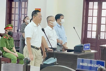 Các bị cáo Lê Anh Dũng, Phan Bùi Bảo Thi và Nguyễn Huy tại phiên tòa.