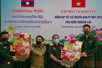 Lãnh đạo Bộ đội Biên phòng tỉnh Sơn La và đoàn công tác tặng quà cho Công an tỉnh và Bộ Chỉ huy Quân sự tỉnh Hủa Phăn nhân dịp tết cổ truyền Bun Py May.