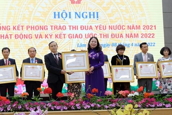 Phó Chủ tịch nước Võ Thị Ánh Xuân trao Huân chương Lao động tặng các tập thể và cá nhân.