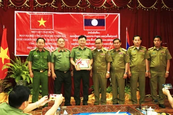 Giám đốc Công an tỉnh Chăm-Pa-Sắc trao Huy chương lao động của Chính phủ Lào cho Công an tỉnh Thừa Thiên Huế. (Ảnh: Công an cung cấp) 
