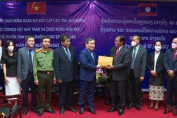 Đoàn đại biểu Quảng Bình tặng quà, chúc Tết tỉnh Khăm Muộn, Lào.