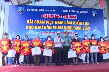 Bộ Tư lệnh Vùng 4 Hải quân tặng cờ Tổ quốc, quà, áo phao cho ngư dân thị xã Hoài Nhơn, tỉnh Bình Định.