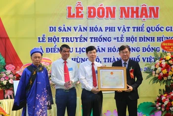 Trao Quyết định công nhận Lễ hội truyền thống đình Hùng Lô là Di sản văn hóa phi vật thể Quốc gia.