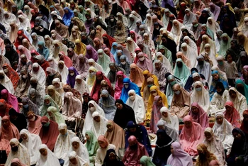 Phụ nữ Hồi giáo Indonesia thực hành lễ cầu nguyện buổi tối Tarawih, khởi đầu tháng ăn chay linh thiêng Ramadan tại thánh đường Hồi giáo Istiqlal ở thủ đô Jakarta, Indonesia, ngày 2/4/2022. (Ảnh: REUTERS)