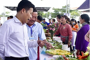 Hàng loạt loại bánh thơm ngon tại Ngày hội Bánh dân gian ở Cà Mau cuốn hút du khách.