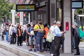 Người dân chờ xe điện tại Australia. (Ảnh: THX/TTXVN)