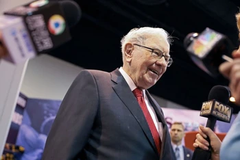 Tỷ phú Warren Buffett, người nắm quyền kiểm soát Tập đoàn Berkshire Hathaway Inc. (Ảnh: Reuters)