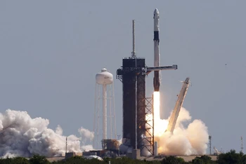 Tên lửa Falcon 9 của Space X đưa tàu Crew Dragon rời bệ phóng ở Trung tâm Vũ trụ Kennedy ở Florida. (Ảnh: Reuters)