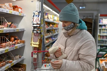Người dân mua sắm tại siêu thị ở vùng Omsk, Nga, tháng 12/2021. (Ảnh: Reuters)