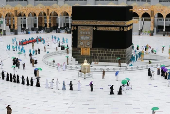 Các tín đồ Hồi giáo giữ khoảng cách và đeo khẩu trang khi hành hương tới Mecca, tháng 7/2021. (Ảnh: Reuters)
