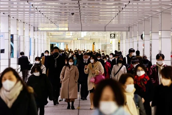 Ảnh minh họa: Người dân đeo khẩu trang đi bộ tại một ga xe lửa ở Tokyo, Nhật Bản. (Nguồn: REUTERS)