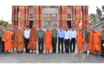 Đoàn công tác cùng các chức sắc, chư tăng đồng bào dân tộc Khmer tỉnh Bạc Liêu. (Ảnh: Trọng Nguyễn)