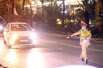 Tổ công tác Y6/141 dừng xe kiểm tra các phương tiện có biểu hiện vi phạm trật tự an toàn giao thông tại phố Giảng Võ-Cát Linh. (Ảnh: Phạm Kiên/TTXVN)