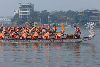 Các đội chải tham gia thi tài trên hồ Công viên Văn Lang.