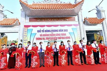 Các đồng chí lãnh đạo tỉnh thực hiện nghi thức khánh thành giai đoạn 1 Đền thờ Vua Hùng tại ấp Giao Khẩu, xã Tân Phú, huyện Thới Bình.