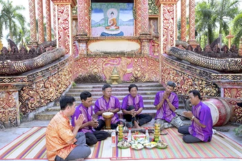 Biểu diễn Nghệ thuật nhạc trống lớn của dân tộc Khmer huyện Thới Bình, tỉnh Cà Mau.