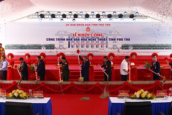 Chủ tịch nước Nguyễn Xuân Phúc dự lễ khởi công Nhà văn hóa nghệ thuật tỉnh Phú Thọ.