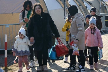 Người tị nạn Ukraine sơ tán tới trạm kiểm soát biên giới ở Medyka, Ba Lan, ngày 20/3/2022. (Ảnh: Reuters)