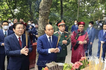 Chủ tịch nước Nguyễn Xuân Phúc cùng Lãnh đạo Đảng, Nhà nước dâng hương tại Lăng Vua Hùng. (Ảnh: Thống Nhất/TTXVN)