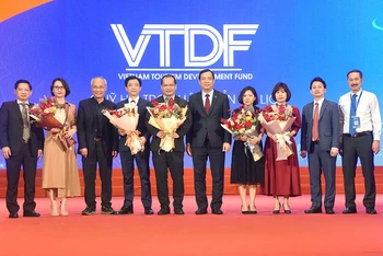 Đại diện Tổng cục Du lịch, Hiệp hội Du lịch tặng hoa cho Ban điều hành VTDF tại buổi ra mắt sáng 1/4/2022 (Ảnh: Tổng cục Du lịch)