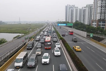 Ô-tô xếp hàng dài trên cao tốc Pháp Vân-Cầu Giẽ hướng về Hà Nội.