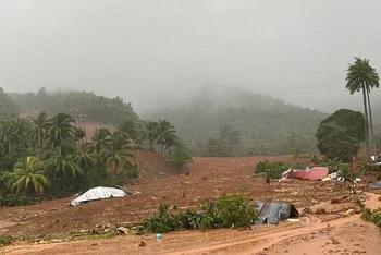 Những ngôi nhà bị chôn vùi sau trận lở đất do mưa lớn tại làng Bunga ở thị trấn Baybay, tỉnh Nam Leyte, Philippines, ngày 11/4/2022. (Ảnh: AFP/TTXVN)