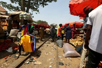 Người dân mua bán tại 1 khu chợ dọc đường ray tàu hỏa ở Kaduna, Nigeria, ngày 30/4/2021. (Ảnh minh họa: Reuters)
