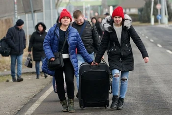 Người dân Ukraine đi sơ tán tới Beregsurany, Hungary, ngày 24/2/2022. (Ảnh: Reuters)