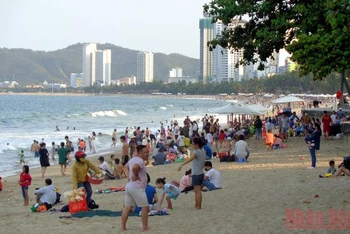 Dịp Giỗ Tổ Hùng Vương năm nay, bãi biển Nha Trang đông người trở lại.