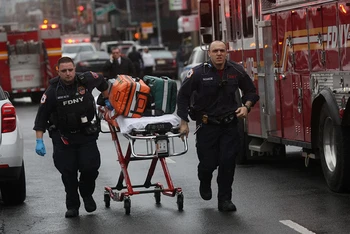 Nhân viên ứng phó khẩn cấp làm nhiệm vụ gần hiện trường vụ nổ súng tại nhà ga tàu điện ngầm ở Brooklyn, ngày 12/4. (Ảnh: Reuters)