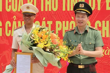 Thiếu tướng Vũ Hồng Văn trao Quyết định của Bộ trưởng Công an về thăng quân hàm vượt cấp cho Đại úy Thái Ngô Hiếu.