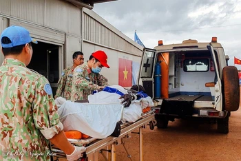 Các bác sĩ Bệnh viện dã chiến cấp 2 số 3 của Việt Nam tiếp nhận và cấp cứu ban đầu thành công một ca nặng là nhân viên Liên hợp quốc bị đột quỵ não. 